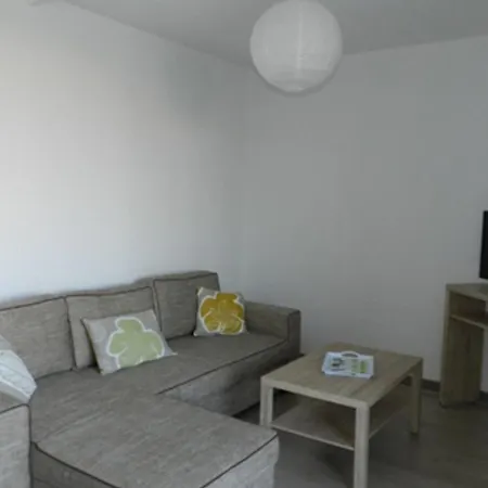 2 Pieces A La Rochelle Avec Balcon, Proche Plage Des Minimes Et Port, Parking Inclus - Fr-1-551-7