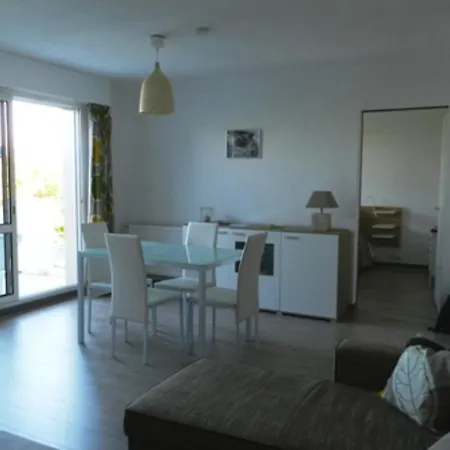 2 Pieces A La Rochelle Avec Balcon, Proche Plage Des Minimes Et Port, Parking Inclus - Fr-1-551-7